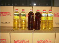 昨年収穫された菜の花油(中央は未脱色品)